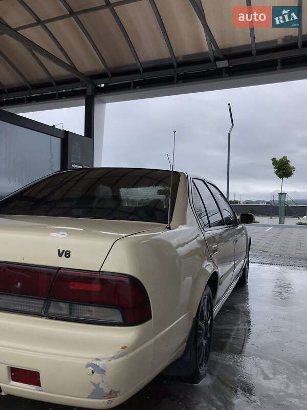 Седан Nissan Maxima 1994 в Хусті