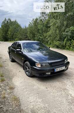 Седан Nissan Maxima 2000 в Сарнах