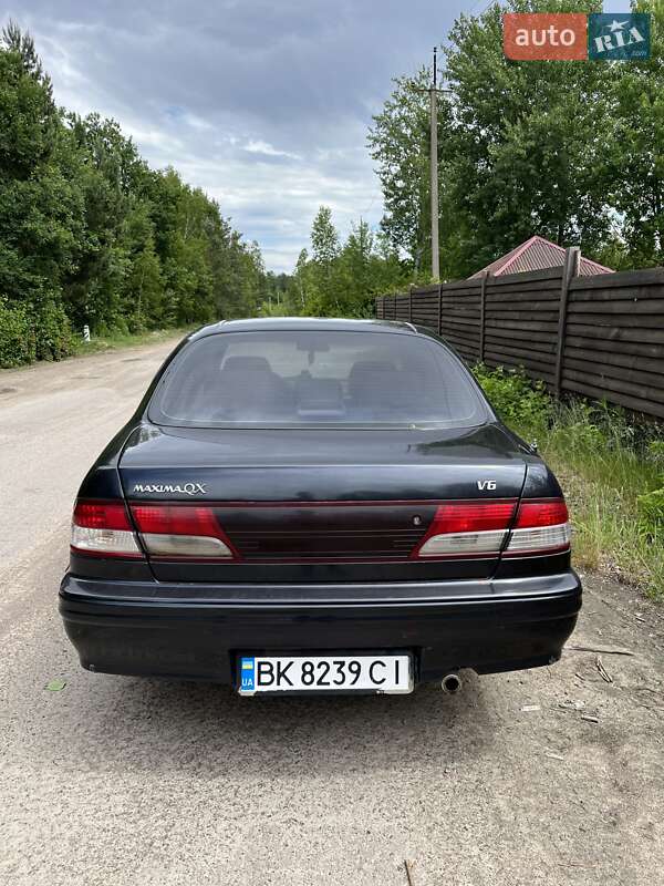 Седан Nissan Maxima 2000 в Сарнах