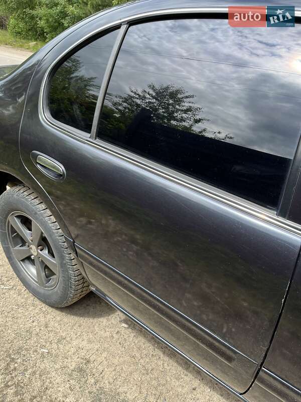 Седан Nissan Maxima 2000 в Сарнах