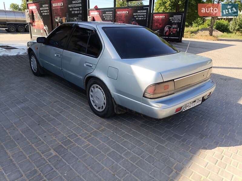 Седан Nissan Maxima 1990 в Первомайске