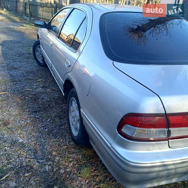 Седан Nissan Maxima 2000 в Немирові