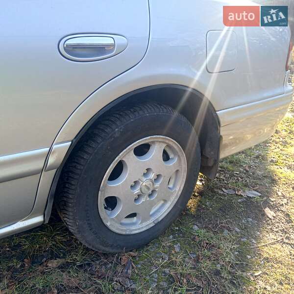 Седан Nissan Maxima 2000 в Немирові