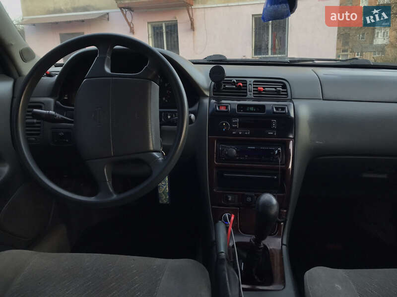 Седан Nissan Maxima 1998 в Гайвороні