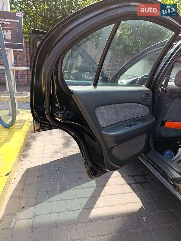 Седан Nissan Maxima 1997 в Ровно