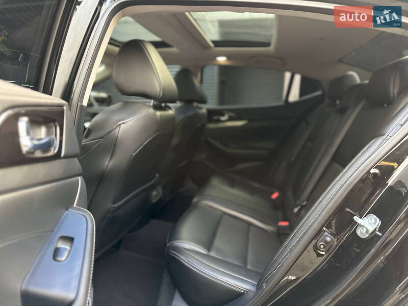 Седан Nissan Maxima 2019 в Киеве