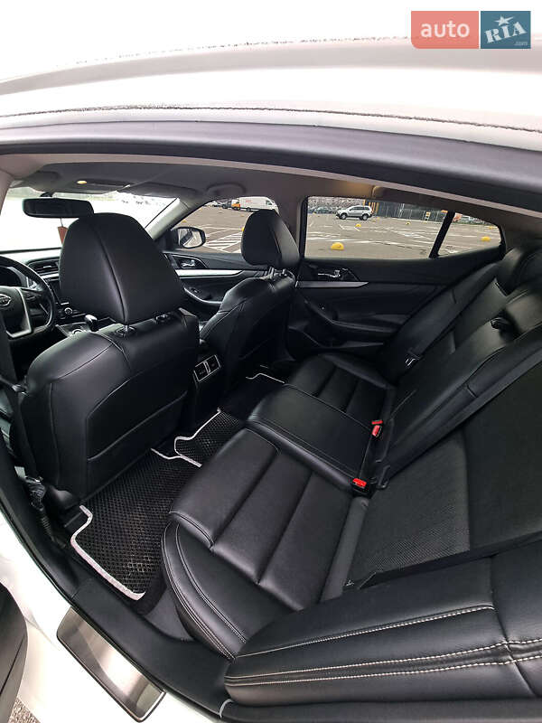 Седан Nissan Maxima 2016 в Киеве