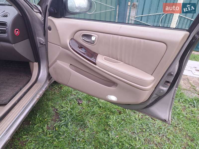 Седан Nissan Maxima 2001 в Черноморске