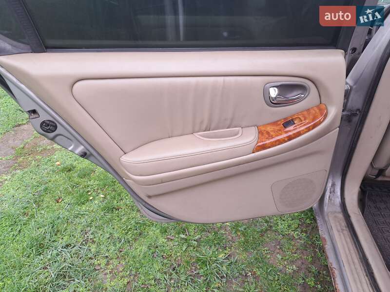 Седан Nissan Maxima 2001 в Черноморске