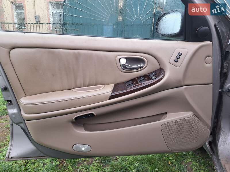 Седан Nissan Maxima 2001 в Черноморске