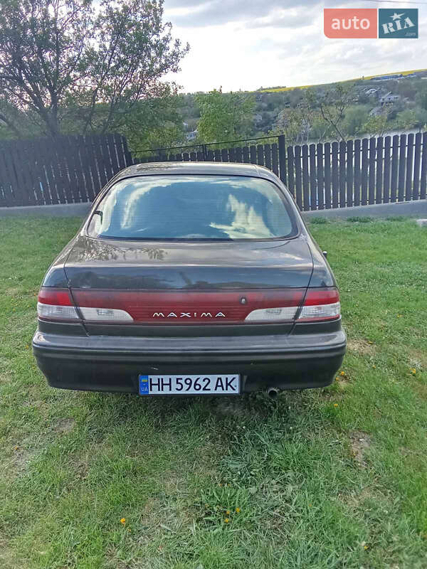 Седан Nissan Maxima 1997 в Окнах