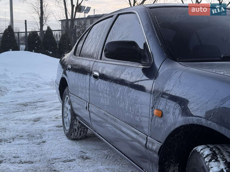 Седан Nissan Maxima 1999 в Луцьку