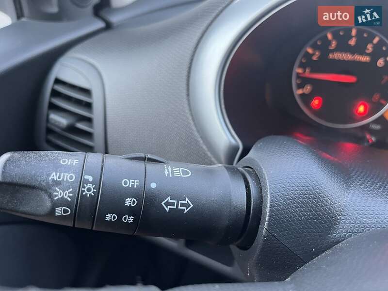 Хетчбек Nissan Micra 2006 в Чернівцях