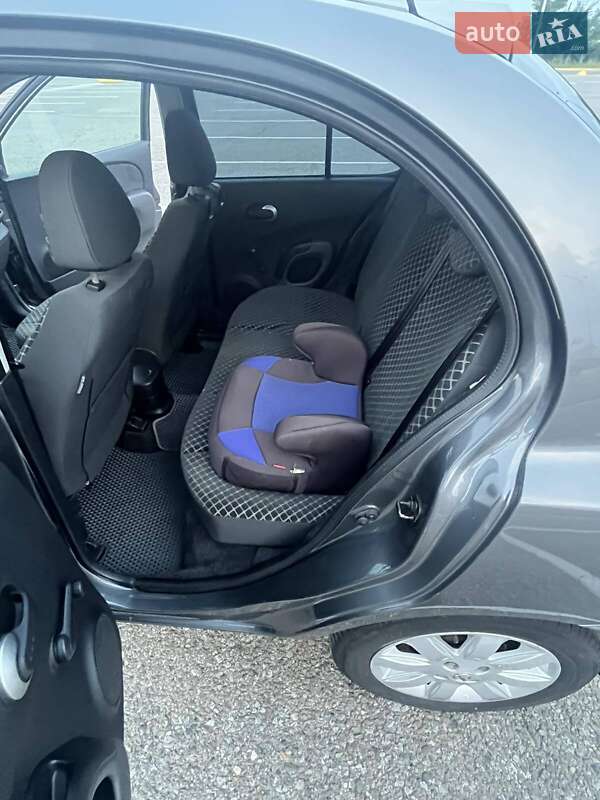 Хетчбек Nissan Micra 2006 в Чернівцях