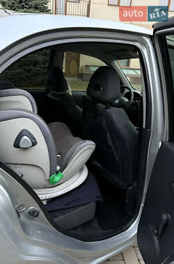 Хэтчбек Nissan Micra 2004 в 