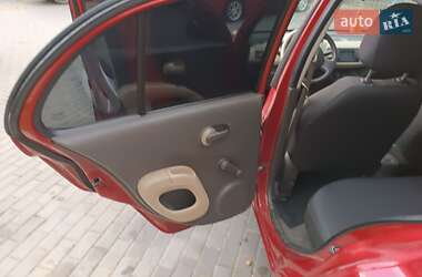 Хэтчбек Nissan Micra 2010 в 