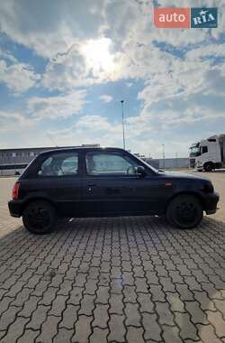 Хэтчбек Nissan Micra 2000 в 