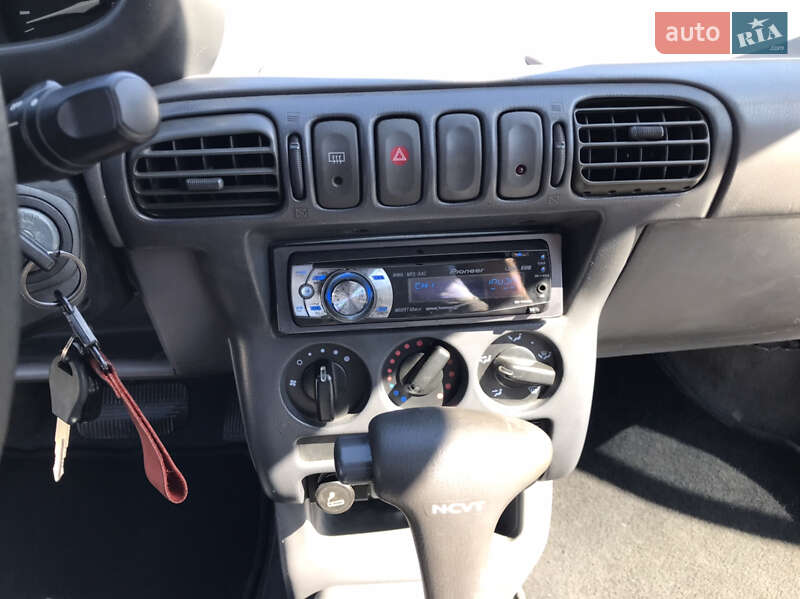 Хэтчбек Nissan Micra 1998 в Отынии