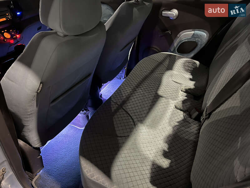 Хэтчбек Nissan Micra 2005 в Киеве