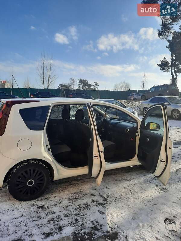 Хетчбек Nissan Note 2010 в Сарнах