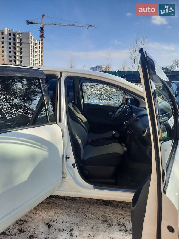 Хетчбек Nissan Note 2010 в Сарнах