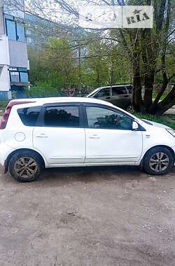Хэтчбек Nissan Note 2009 в 