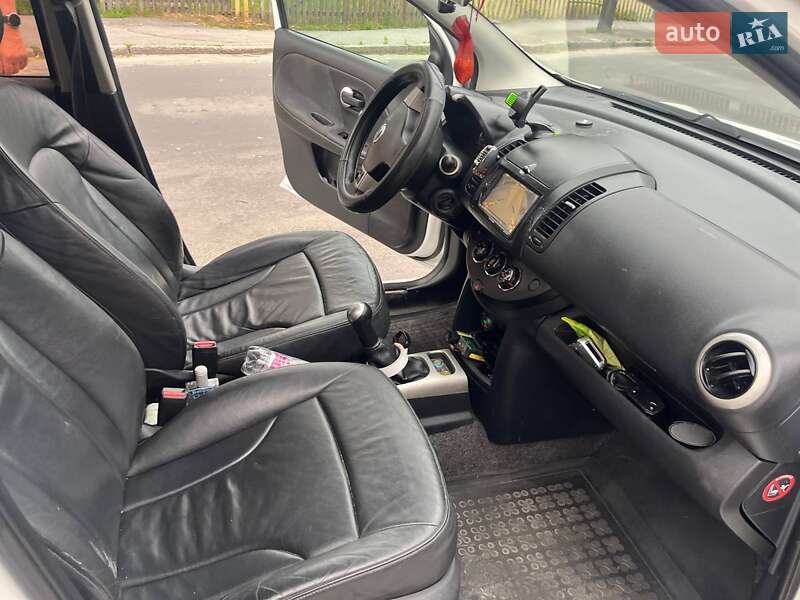 Хэтчбек Nissan Note 2012 в Звягеле