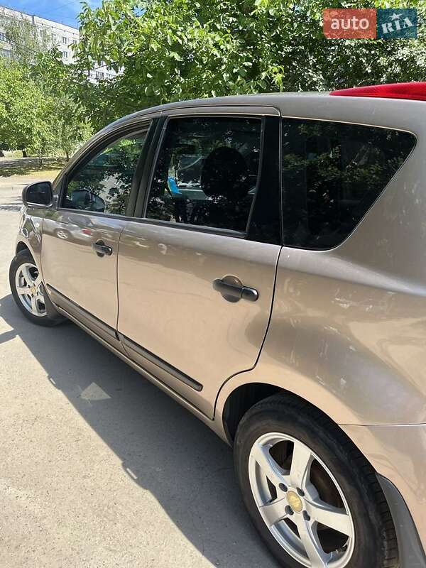 Хэтчбек Nissan Note 2012 в Бобрке