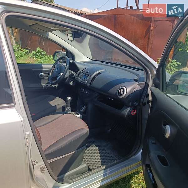 Хэтчбек Nissan Note 2012 в Чуднове