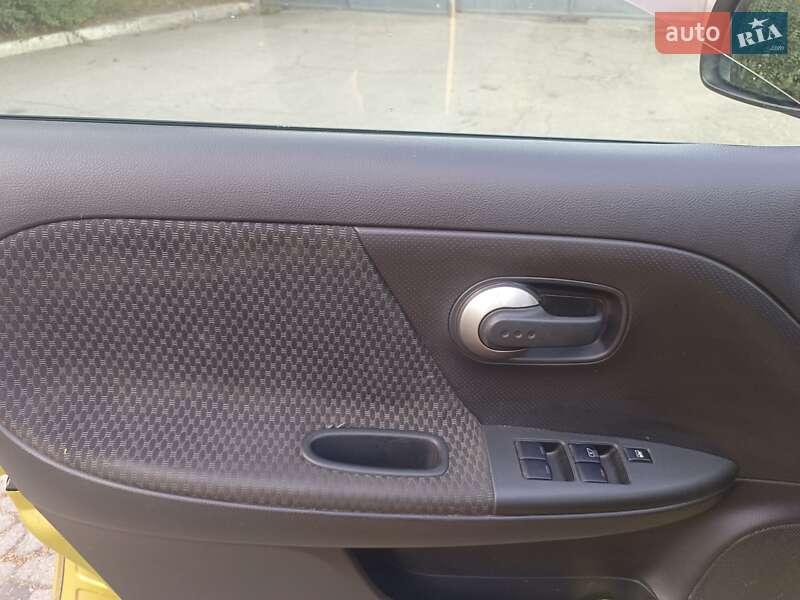Хэтчбек Nissan Note 2006 в Умани
