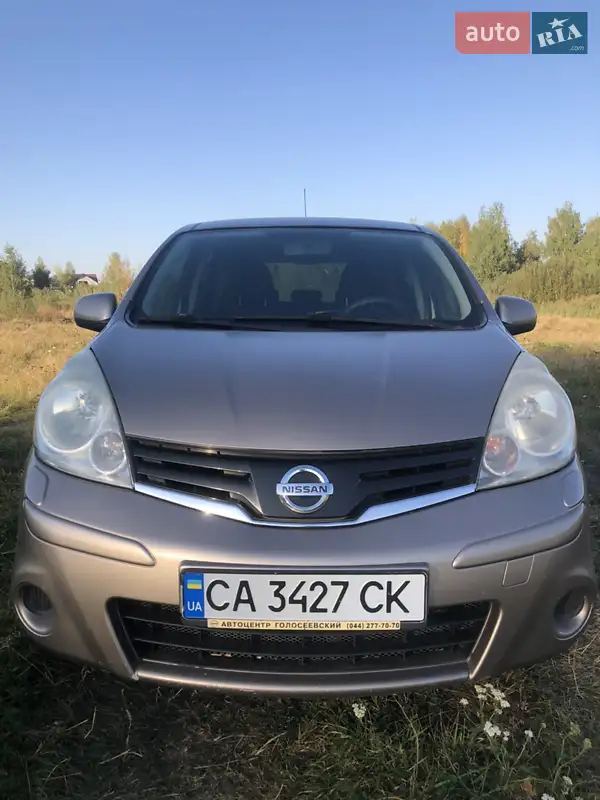 Хэтчбек Nissan Note 2010 в 