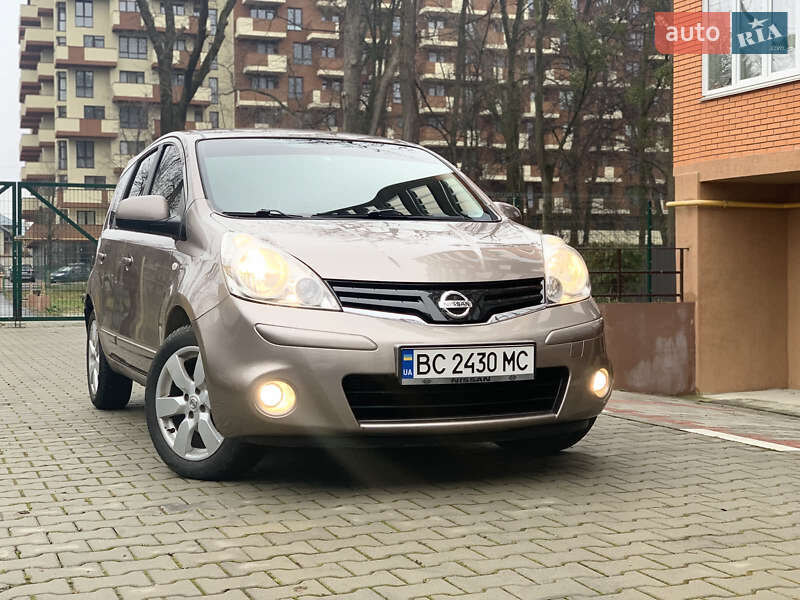 Хэтчбек Nissan Note 2010 в 