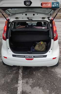 Хэтчбек Nissan Note 2011 в 