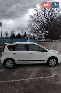 Хэтчбек Nissan Note 2011 в 