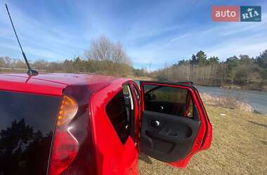 Хэтчбек Nissan Note 2011 в 