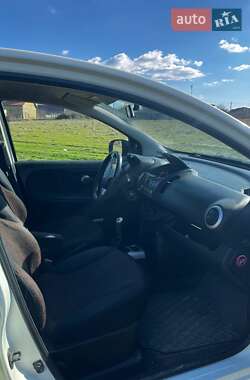 Хэтчбек Nissan Note 2011 в 
