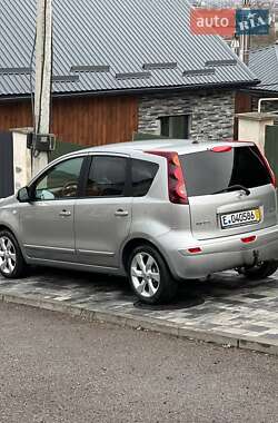Хэтчбек Nissan Note 2009 в 