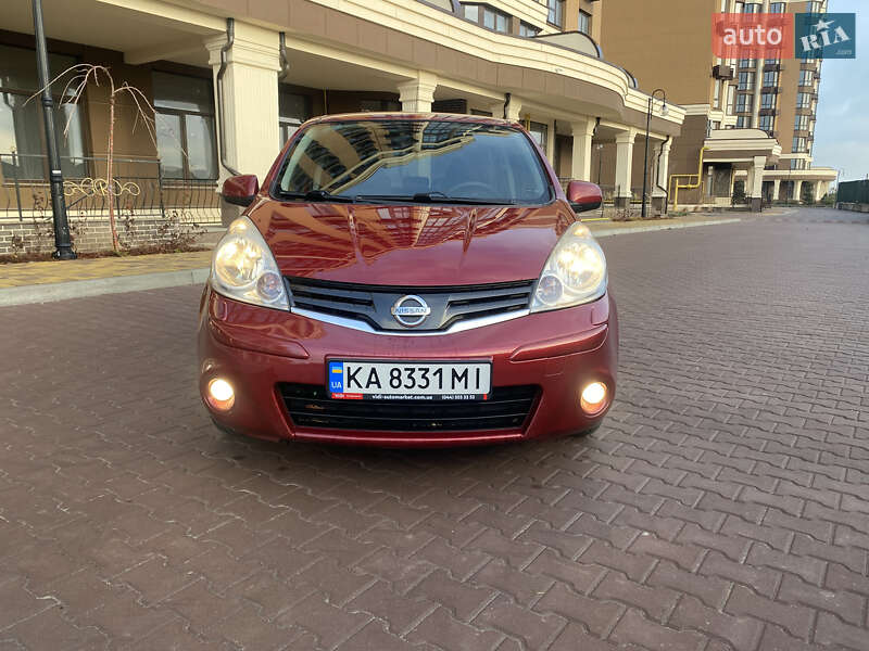 Хэтчбек Nissan Note 2011 в 