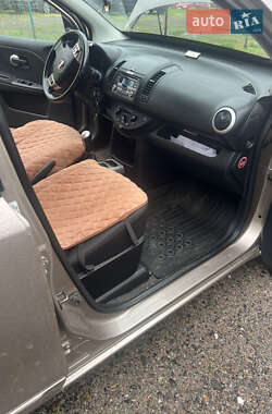 Хэтчбек Nissan Note 2011 в 