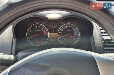 Хэтчбек Nissan Note 2010 в 
