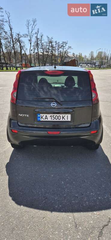 Хетчбек Nissan Note 2010 в Гатне