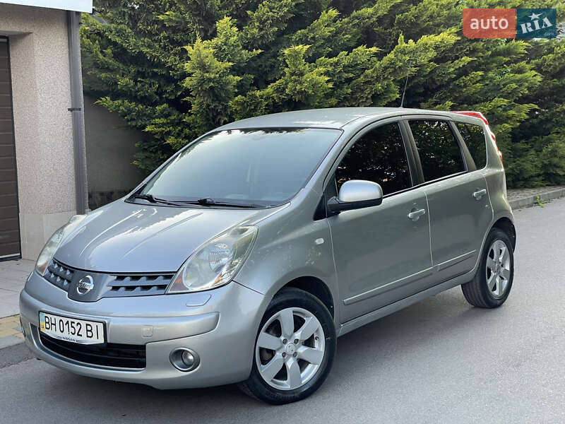 Хэтчбек Nissan Note 2009 в 