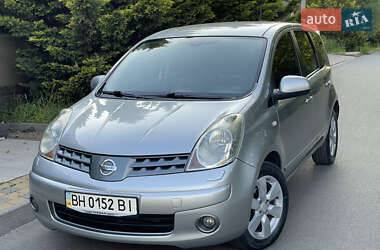 Хэтчбек Nissan Note 2009 в 