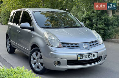 Хэтчбек Nissan Note 2009 в 