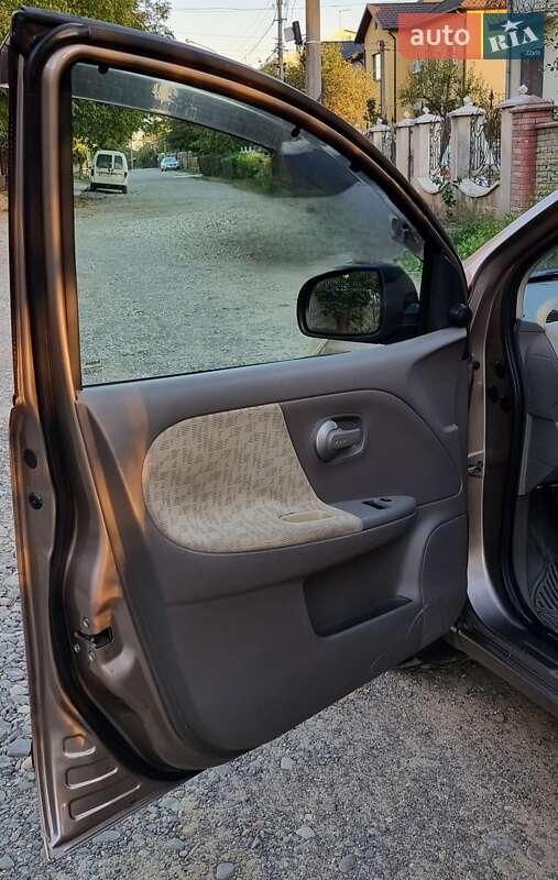 Хэтчбек Nissan Note 2006 в Черновцах