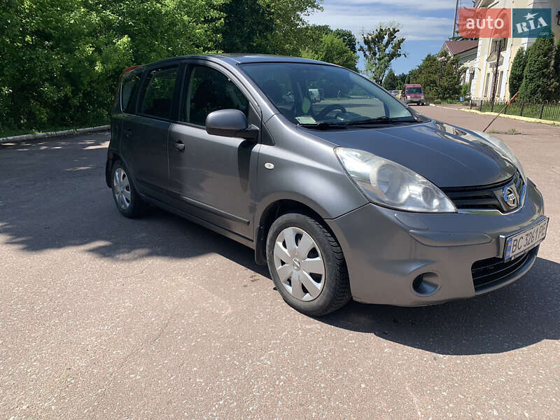 Хэтчбек Nissan Note 2012 в 