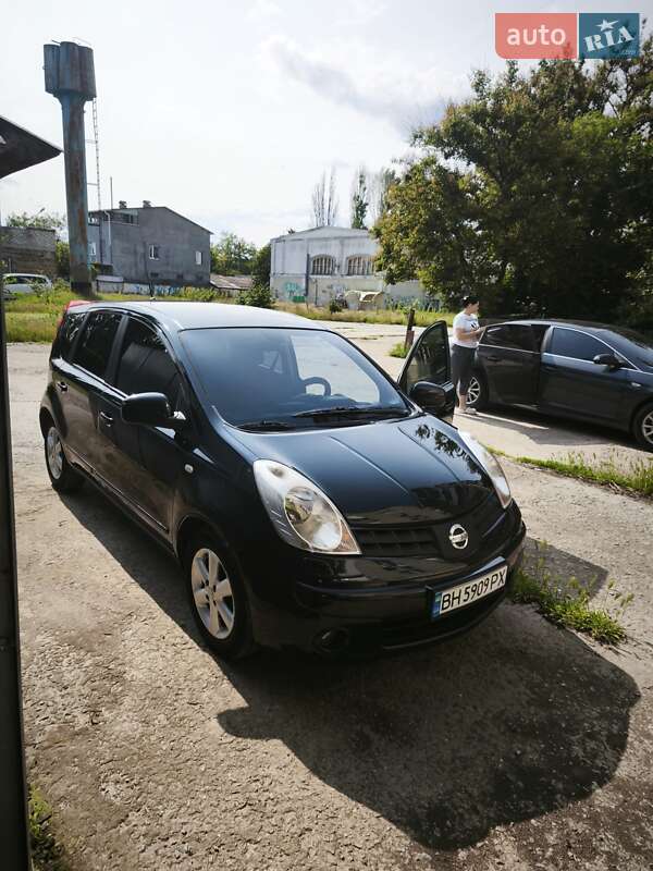 Хэтчбек Nissan Note 2007 в 