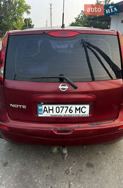 Хэтчбек Nissan Note 2011 в 