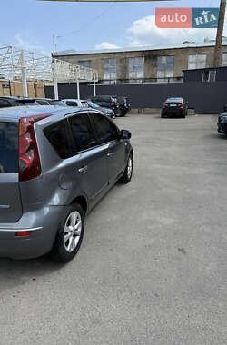 Хэтчбек Nissan Note 2011 в 