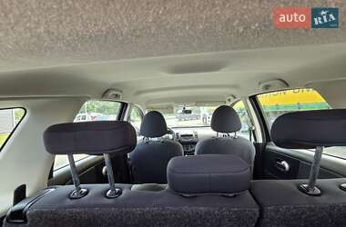 Хэтчбек Nissan Note 2010 в 